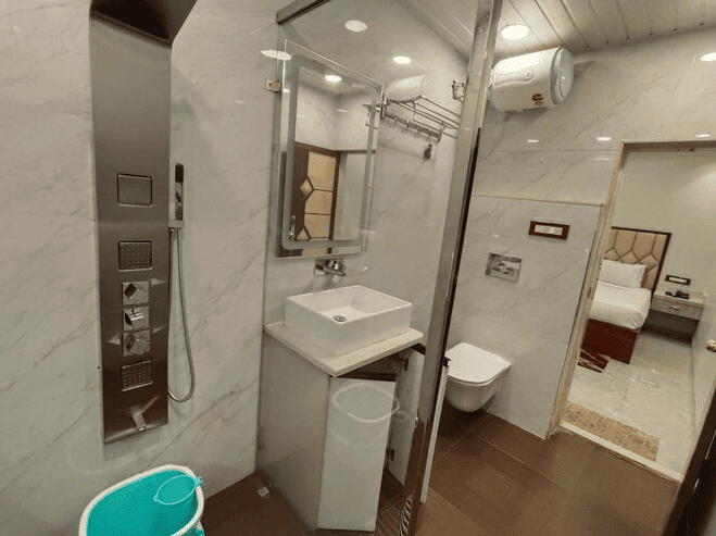 Suite bathroom